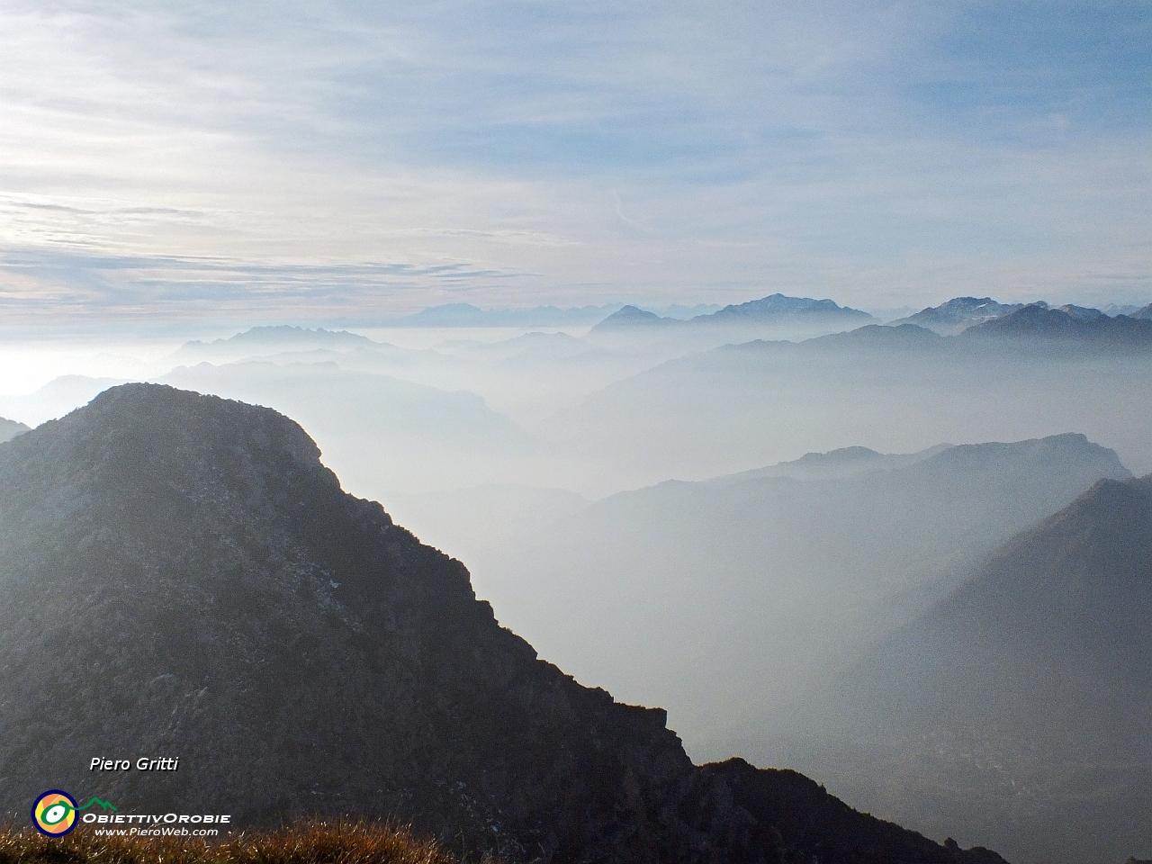 92 Cima Spada e Val Serina nella foschia.JPG